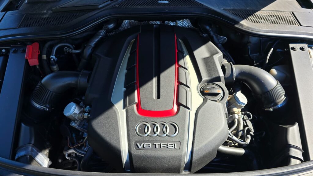 2012 AUDI S8 TWIN TURBO V8 Luxury Cruiser
