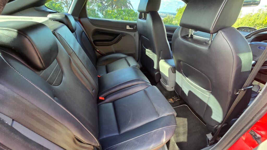 2010 Ford Focus XR5 TURBO - POCKET ROCKET!