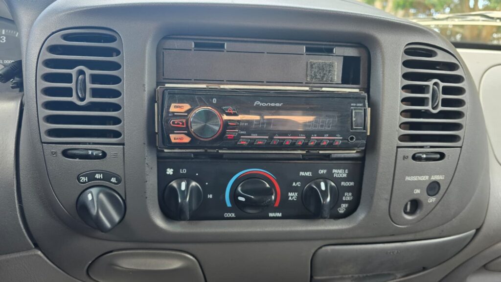 1996 Ford F150 4x4 V8 low miles